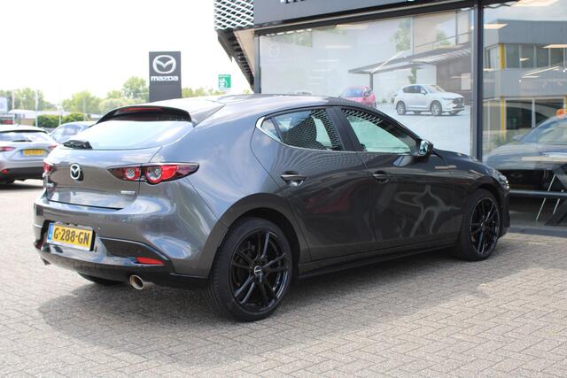 Mazda 3 2.0 e-SkyActiv-X M Hybrid 180 Comfort met Bose + leer, LMV 18 Inch, HUD, Bose®, Stuurverwarming, Stoelverwarming, Clima, Apple Carplay, PDC, Camera, Navi, Adap. Cruise