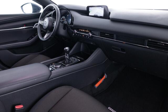 Mazda 3 2.0 e-SkyActiv-G M Hybrid 122 Comfort met Bose TREKHAAK | Bose AUDIO | HEAD-UP DISPLAY | A.CAMERA | KEYLESS ENTRY | APPLE CARPLAY/ANDROID AUTO | NED. AUTO | DEALER ONDERHOUDEN |