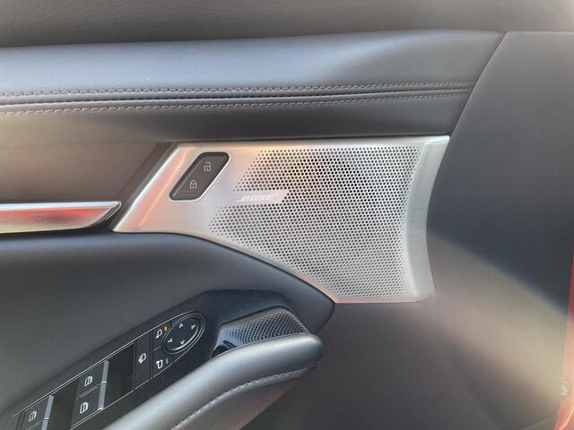 Mazda 3 3 Sedan 2.0 E-SkyActiv-X 186 Takumi Demovoordeel ¤ 5.000,- , Automaat, Leder, Bose, 360 Camera, HUD, LMV 18 Inch, Clima, Stoelverwarming, Stuurverwarming, Navi, Apple Carplay, LKA, Adap. Cruise