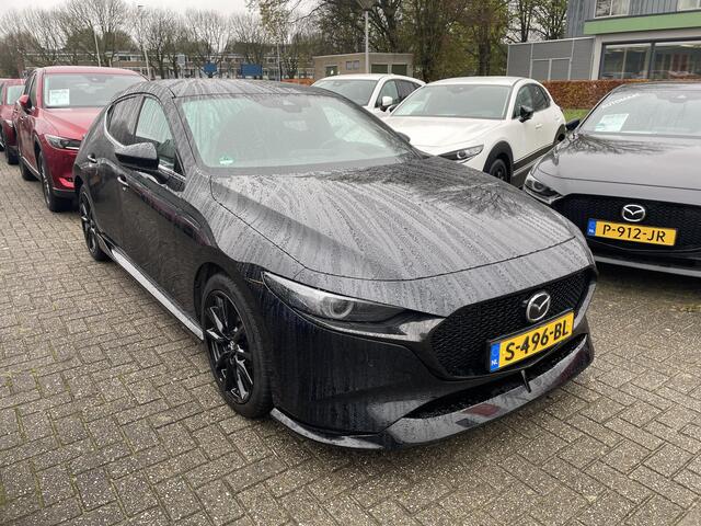 Mazda 3 2.0 e-SkyActiv-X M Hybrid 186 Luxury , Trekhaak, Aero Pakket, All Season, Leder, Bose, Stoelverwarming, Stuurverwarming, LMV 18 Inch, 360 Camera, Navi, Clima, HUD, PDC, Adap. Cruise, LKA