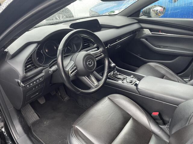 Mazda 3 2.0 e-SkyActiv-X M Hybrid 186 Luxury , Trekhaak, Aero Pakket, All Season, Leder, Bose, Stoelverwarming, Stuurverwarming, LMV 18 Inch, 360 Camera, Navi, Clima, HUD, PDC, Adap. Cruise, LKA