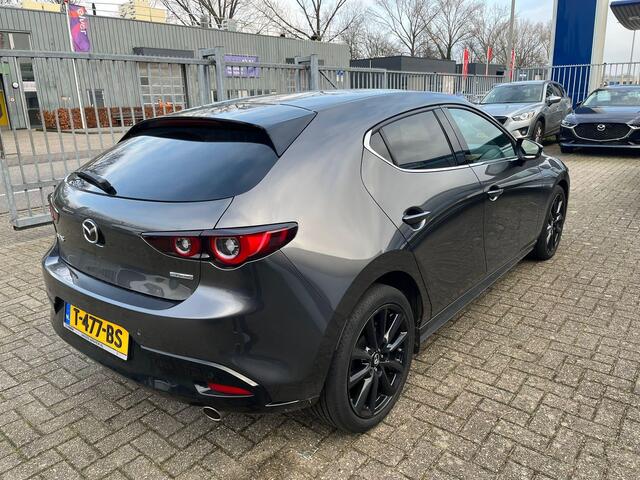 Mazda 3 2.0 e-SkyActiv-G M Hybrid 150 Homura , Adap. Cruise, LMV 18 Inch, PDC, Camera, Navi, Apple Carplay, Clima, Stoelverwarming, HUD, Stoffen bekleding