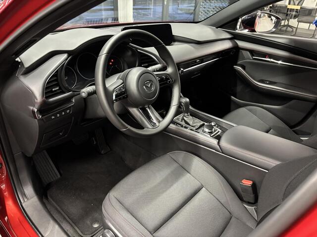 Mazda 3 HB 2.5 e-SkyActiv-G M Hybrid 140 Homura , Demovoordeel ¤ 5.500,-, Automaat, Navi, Adap.Cruise, Clima, Apple Carplay, Camera, PDC, HUD, Stoelverwarming, 18" LMV