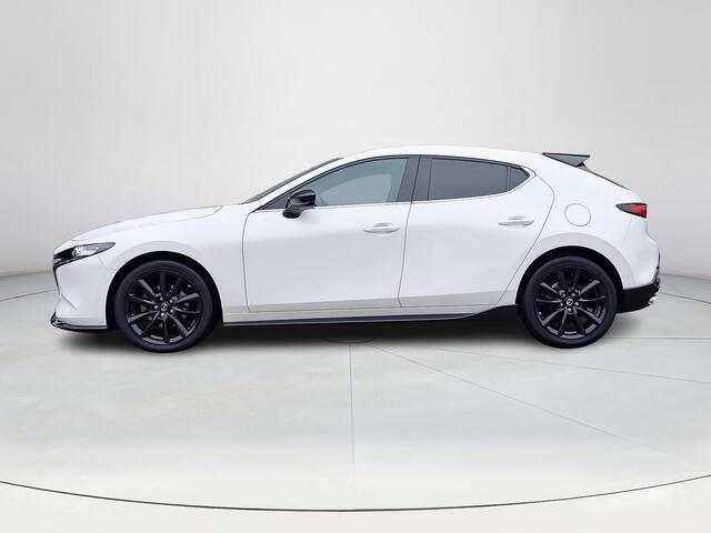 Mazda 3 2.0 e-SkyActiv-X M Hybrid 186 Nagisa | Aero pakket | Alcantara/Leder met stoelgeheugen | Achteruitrijcamera | Bose | HeadupDisplay | Navigatie en draadloze Applecarplay\Androidauto | Verlichte Dorpelbeschermers | Parelmoer Wit