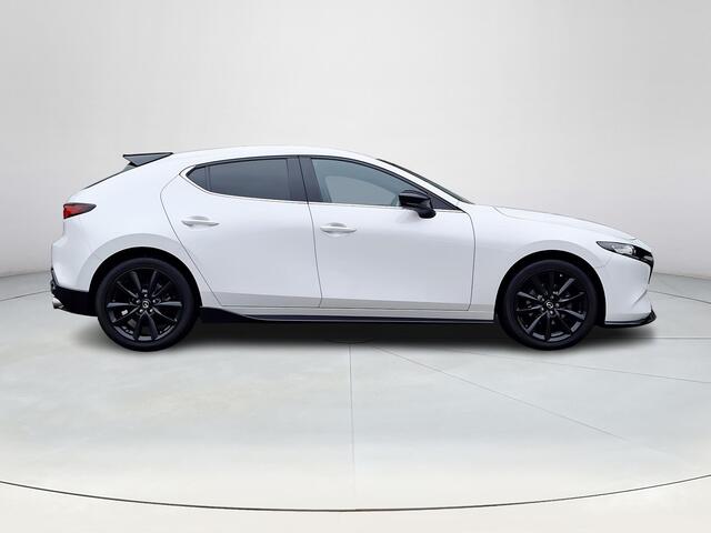 Mazda 3 2.0 e-SkyActiv-X M Hybrid 186 Nagisa | Aero pakket | Alcantara/Leder met stoelgeheugen | Achteruitrijcamera | Bose | HeadupDisplay | Navigatie en draadloze Applecarplay\Androidauto | Verlichte Dorpelbeschermers | Parelmoer Wit