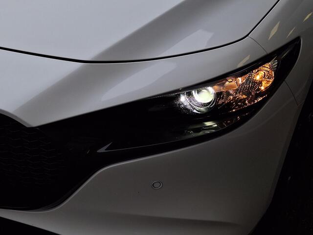 Mazda 3 2.0 e-SkyActiv-X M Hybrid 186 Nagisa | Aero pakket | Alcantara/Leder met stoelgeheugen | Achteruitrijcamera | Bose | HeadupDisplay | Navigatie en draadloze Applecarplay\Androidauto | Verlichte Dorpelbeschermers | Parelmoer Wit