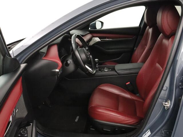 Mazda 3 2.0 e-SkyActiv-X M Hybrid 186 Luxury | Dieprood leder | 360 Camera | Head-Up | Stoelverwarming | Adaptive cruise | Memory | Carplay | Navigatie | Keyless | Full LED | Stuurverwarming