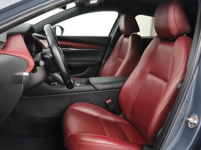 Mazda 3 2.0 e-SkyActiv-X M Hybrid 186 Luxury | Dieprood leder | 360 Camera | Head-Up | Stoelverwarming | Adaptive cruise | Memory | Carplay | Navigatie | Keyless | Full LED | Stuurverwarming