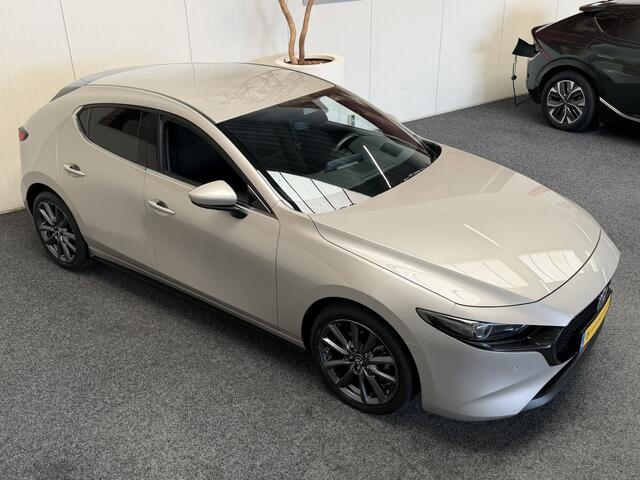 Mazda 3 2.0 e-SKYACTIV-G M HYBRID 122 EXCLUSIVE-LINE NAVIGATIE 360 CAMERA ADAPTIVE CRUISE CONTROL HEAD-UP DISPLAY APPLE CARPLAY/ANDROID RIJSTROOKSENSOREN DODEHOEKSENSOREN ZEER MOOI !!
