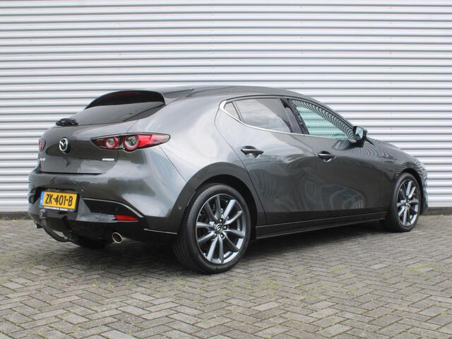 Mazda 3 2.0 e-SkyActiv-G M Hybrid 122 Luxury | Trekhaak | Stuur-/stoelverwarming | Leer | 360 Camera | Stoelgeheugen | 18" LM | HUD | LED | Cruise adapt. |