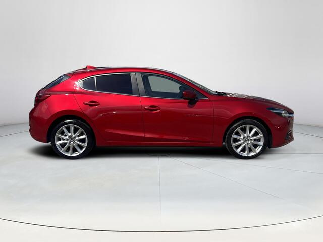 Mazda 3 2.0 SkyActiv-G 120 GT-M | Cruise Control | Navigatie | Bose Premium Audio | Lederen Bekleding | Stoel/Stuur Verwarming | Trekhaak Afneembaar | Head-Up Display | Lichtmetalen velgen |