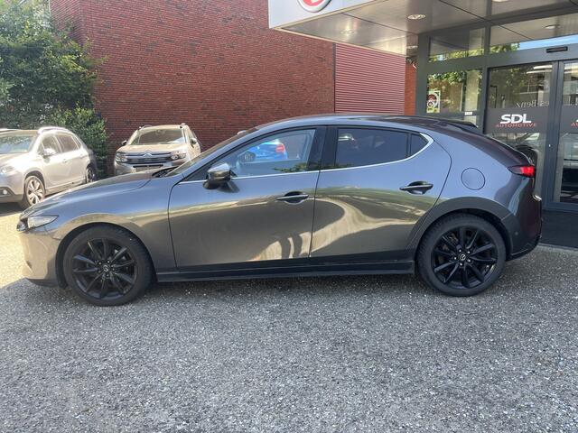 Mazda 3 2.0 e-SkyActiv-X M Hybrid 180 Luxury // HEAD-UP DISPLAY // DODEHOEK // BOSE // ELEK.STOEL+GEHEUGEN // LEDER // 360 CAMERA //