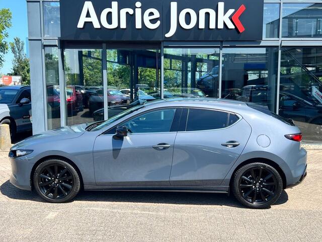 Mazda 3 2.0 e-SkyActiv-G M Hybrid 150 Homura TREKHAAK | A.CAMERA | 18"LM VELGEN BLACK | APPLE CARPLAY/ANDROID AUTO | HEAD-UP DISPLAY | 1e EIG | NED.AUTO |