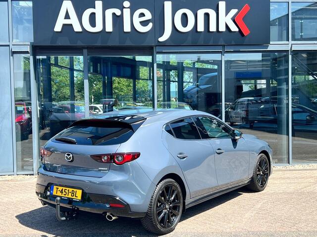 Mazda 3 2.0 e-SkyActiv-G M Hybrid 150 Homura TREKHAAK | A.CAMERA | 18"LM VELGEN BLACK | APPLE CARPLAY/ANDROID AUTO | HEAD-UP DISPLAY | 1e EIG | NED.AUTO |