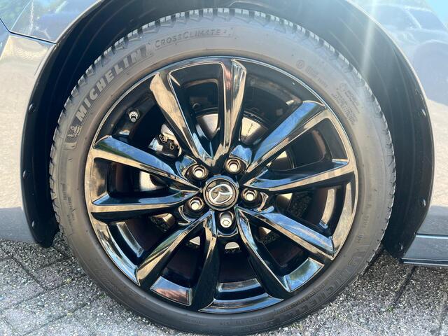 Mazda 3 2.0 e-SkyActiv-G M Hybrid 150 Homura TREKHAAK | A.CAMERA | 18"LM VELGEN BLACK | APPLE CARPLAY/ANDROID AUTO | HEAD-UP DISPLAY | 1e EIG | NED.AUTO |