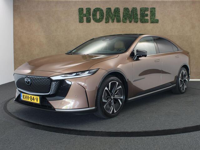 Mazda 6 6e Takumi Plus Long Range 80 kWh - ORIGINEEL NEDERLANDSE AUTO - PANORAMADAK - RONDOMZICHTCAMERA - HEAD-UP DISPLAY - DODEHOEKDETECTIE MET CORRECTIE - ELEKTRISCH BEDIENBARE ACHTERKLEP - ELEKTRISCH VERSTELBARE BESTUURDERSSTOEL - STOELVENTILATIE VÓÓR - VOORST