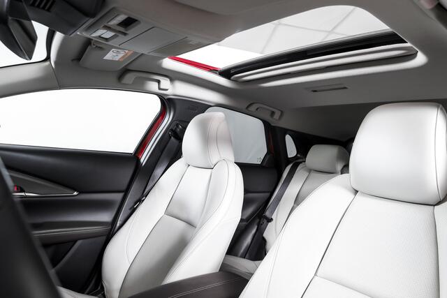 Mazda CX-30 2.0 e-SkyActiv-X M Hybrid Luxury - Automaat | S/K-Dak | Dig. Cockpit | Adapt. Cruise | Stoel-+Stuurverw. | PDC | Camera | NAV + App. Connect | ECC | Elek. Klep | Bose | Afn. Trekhaak || LM 18" |