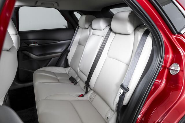 Mazda CX-30 2.0 e-SkyActiv-X M Hybrid Luxury - Automaat | S/K-Dak | Dig. Cockpit | Adapt. Cruise | Stoel-+Stuurverw. | PDC | Camera | NAV + App. Connect | ECC | Elek. Klep | Bose | Afn. Trekhaak || LM 18" |