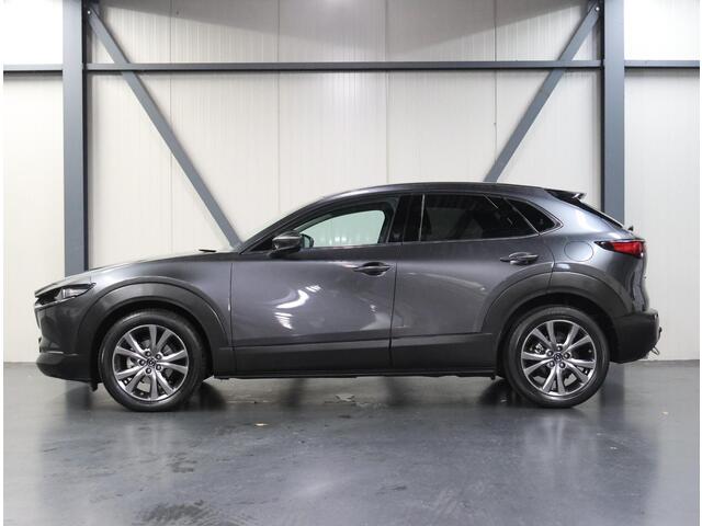 Mazda CX-30 186PK M Hybrid Luxury | 1ste eigenaar | AppleCarPlay/AndroidAuto | Armsteun | Head-Up Display | Navigatie | Stoel/StuurVerwarmd | Trekhaak | Camera | BOSE Sound | LEER | Dodehoekdetectie | Isofix | Privacy Glass | Electrische achterklep |