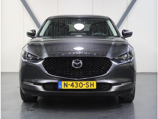 Mazda CX-30 186PK M Hybrid Luxury | 1ste eigenaar | AppleCarPlay/AndroidAuto | Armsteun | Head-Up Display | Navigatie | Stoel/StuurVerwarmd | Trekhaak | Camera | BOSE Sound | LEER | Dodehoekdetectie | Isofix | Privacy Glass | Electrische achterklep |