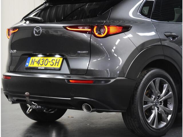 Mazda CX-30 186PK M Hybrid Luxury | 1ste eigenaar | AppleCarPlay/AndroidAuto | Armsteun | Head-Up Display | Navigatie | Stoel/StuurVerwarmd | Trekhaak | Camera | BOSE Sound | LEER | Dodehoekdetectie | Isofix | Privacy Glass | Electrische achterklep |