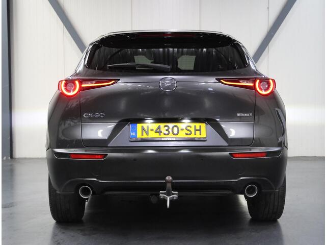 Mazda CX-30 186PK M Hybrid Luxury | 1ste eigenaar | AppleCarPlay/AndroidAuto | Armsteun | Head-Up Display | Navigatie | Stoel/StuurVerwarmd | Trekhaak | Camera | BOSE Sound | LEER | Dodehoekdetectie | Isofix | Privacy Glass | Electrische achterklep |