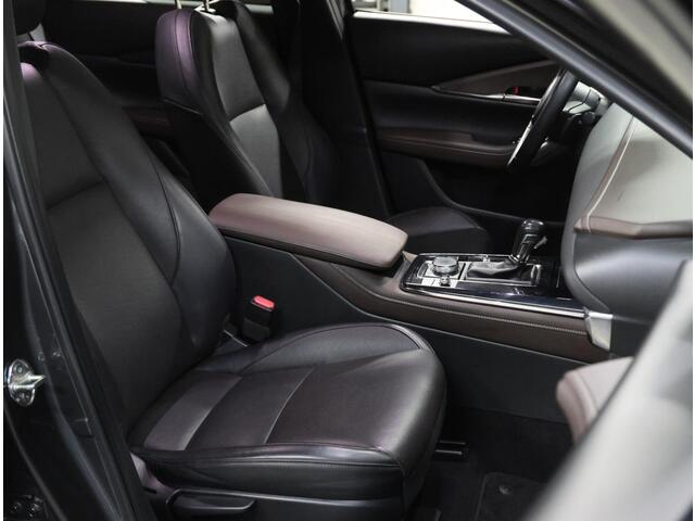 Mazda CX-30 186PK M Hybrid Luxury | 1ste eigenaar | AppleCarPlay/AndroidAuto | Armsteun | Head-Up Display | Navigatie | Stoel/StuurVerwarmd | Trekhaak | Camera | BOSE Sound | LEER | Dodehoekdetectie | Isofix | Privacy Glass | Electrische achterklep |