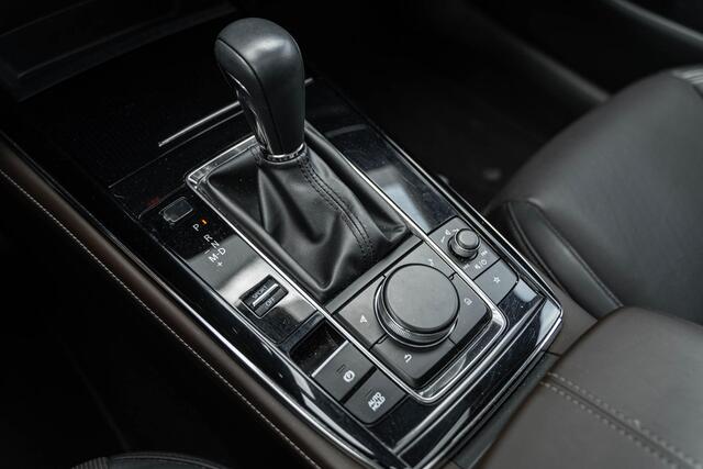 Mazda CX-30 2.0 e-SkyActiv-X M Hybrid Luxury | Trekhaak | Schuifdak | Lederen Bekleding | Bose Audio | Head-up Display | Lichtmetalen Velgen | Elektrische Achterklep | Keyless Entry | Navigatie | Apple Carplay Android Auto | Achteruitrijcamera | Parkeersensoren