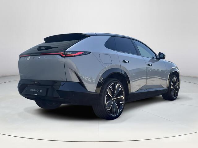 Mazda CX-6e Takumi 78 kWh | EERST LEVERBARE AUTO | Stoelverwarming/Verkoeling | Stuurverwarming | 360* Camera | 50" Infotainment-scherm | Elektrische Achterklep |