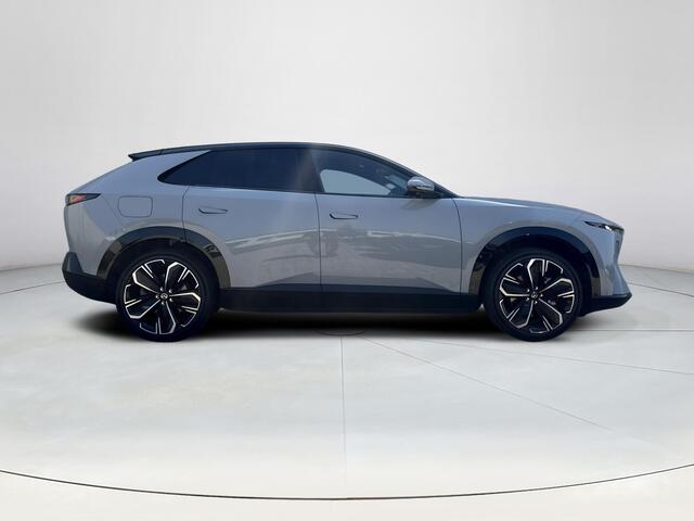 Mazda CX-6e Takumi 78 kWh | EERST LEVERBARE AUTO | Stoelverwarming/Verkoeling | Stuurverwarming | 360* Camera | 50" Infotainment-scherm | Elektrische Achterklep |
