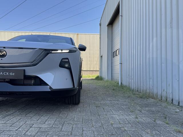 Mazda CX-6e Takumi 78 kWh | EERST LEVERBARE AUTO | Stoelverwarming/Verkoeling | Stuurverwarming | 360* Camera | 50" Infotainment-scherm | Elektrische Achterklep |