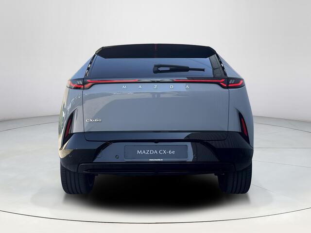 Mazda CX-6e Takumi 78 kWh | Nu met gratis trekhaak! | Stoelverwarming/Verkoeling | Stuurverwarming | 360* Camera | 50" Infotainment-scherm | Elektrische Achterklep |