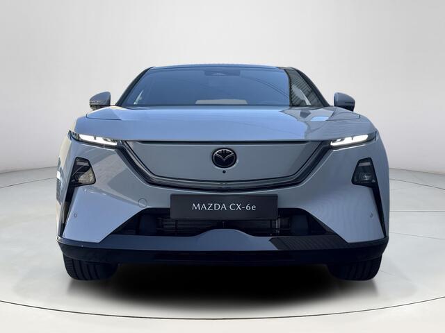 Mazda CX-6e Takumi 78 kWh | Nu met gratis trekhaak! | Stoelverwarming/Verkoeling | Stuurverwarming | 360* Camera | 50" Infotainment-scherm | Elektrische Achterklep |