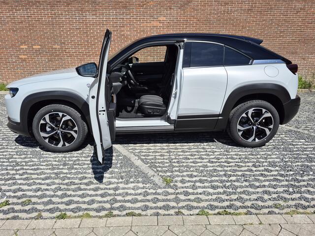 Mazda MX-30 e-SkyActiv R-EV 170 ¤ 8000,- KORTING | Exclusive-line | HYBRID DEAL | VAN ¤ 40.840,- VOOR ¤ 32.840,-