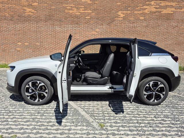 Mazda MX-30 e-SkyActiv R-EV 170 ¤ 8000,- KORTING | Exclusive-line | HYBRID DEAL | VAN ¤ 40.840,- VOOR ¤ 32.840,-