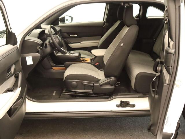 Mazda MX-30 e-SkyActiv EV 145 Prime-line 36 kWh - ORIGINEEL NEDERLANDSE AUTO - PARKEERSENSOREN VOOR EN ACHTER - HEAD-UP DISPLAY - NAVIGATIE - ACHTERUITRIJ CAMERA - KEYLESS ENTRY & START