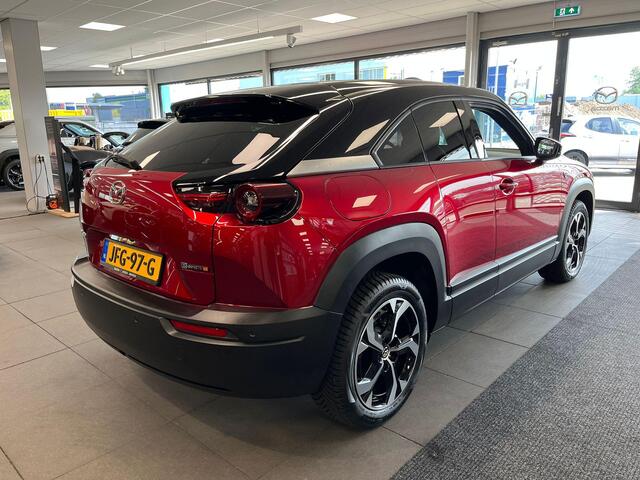 Mazda MX-30 e-SkyActiv R-EV 170 Exclusive-line , Voorraadvoordeel ¤ 9.230,-, Automaat, Trekhaak voor fietsen, All Season, LKA, Camera, Half Leder, Adap. Cruise, LMV 18 Inch, Navi, HUD, Apple Carplay, Stoelverwarming, Stuurverwarming, Stoelverwarming