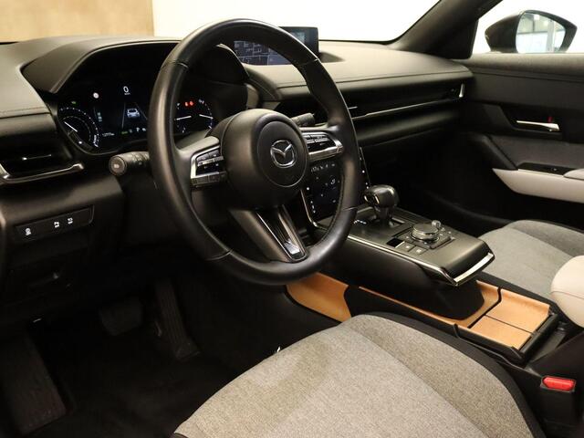 Mazda MX-30 e-SkyActiv EV 145 Exclusive-line 36 kWh - ORIGINEEL NEDERLANDSE AUTO - 3 FASE LADEN - SNELWEG LAAD MOGELIJKHEID - HEAD-UP DISPLAY - PARKEERSENSOREN VOOR EN ACHTER - STUUR EN STOEL VERWARMING - DODEHOEK DETECTIE