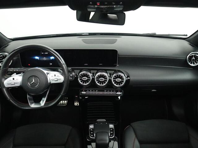 Mercedes-Benz A-KLASSE 250 AMG Line | 19" | Panorama | Sfeer |