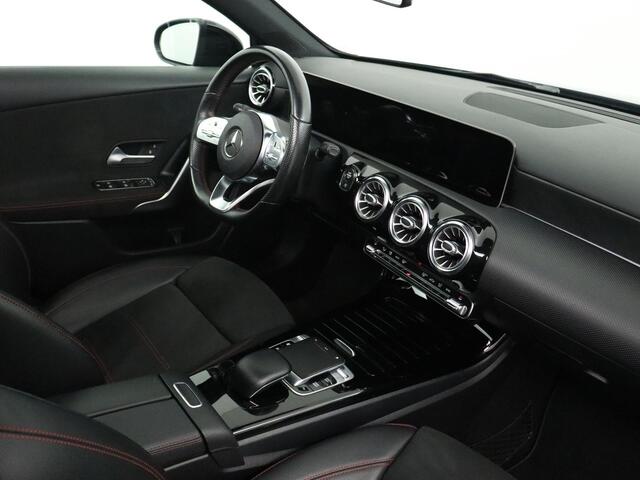 Mercedes-Benz A-KLASSE 250 AMG Line | 19" | Panorama | Sfeer |