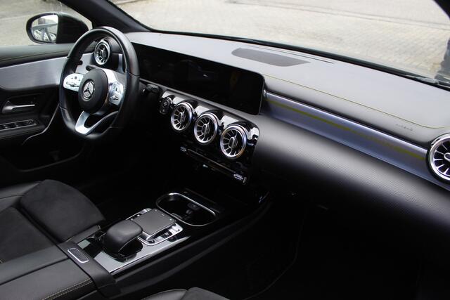 Mercedes-Benz A-KLASSE 250 Edition Amg pakket Automaat/Panoramadak/Digitale dash/Navigatie/Cruise control/Keyless entry+start/Matrix led koplampen/Sfeerverlichting/Stoelverwarming/Achteruitrijcamera/Parkeersensoren/Elektrisch verstelbare bestuurderstoel