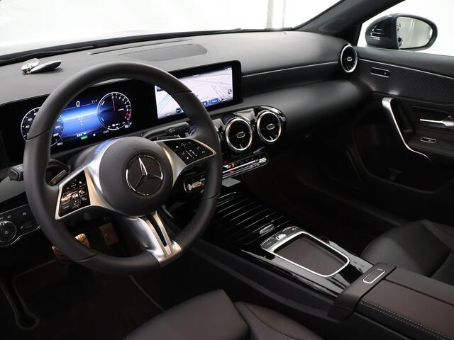 Mercedes-Benz A-KLASSE 250 e | Business Line | Panorama-schuifdak | Privacy Glass | Stoelverwarming | Achteruitrijcamera | DAB+ | Voorbereiding op DISTRONIC |