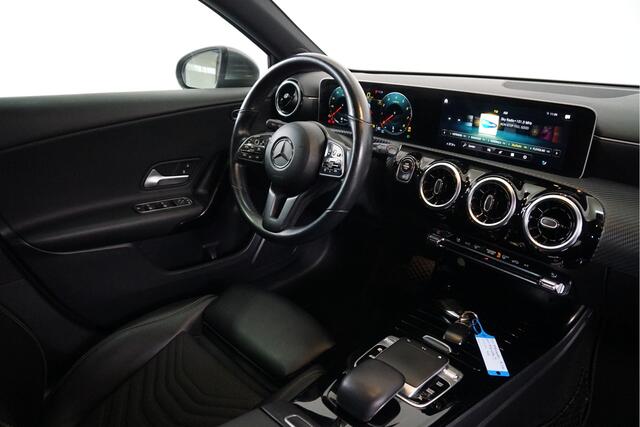 Mercedes-Benz A-KLASSE 200 Business Solution | Trekhaak | Camera | Stl. verw. | Widescreen |