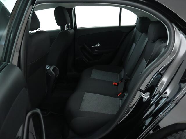 Mercedes-Benz A-KLASSE 160 Business Solution | Trekhaak | Led koplampen | Spiegelpakket | Achteruitrijcamera | Inclusief 24 maanden MB Certified garantie voor Europa.