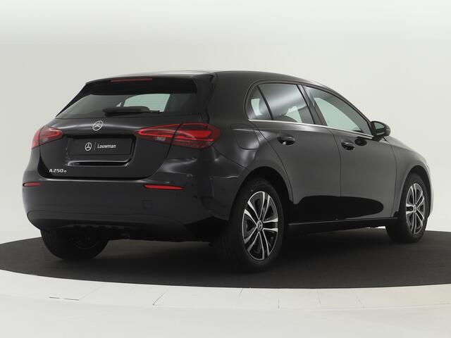Mercedes-Benz A-KLASSE 250 e LIMITED Edition | Dodehoekassistent | Parkeerpakket met achteruitrijcamera | Verwarmde stoelen vooraan | Extra USB-poorten | Spiegelpakket | High-performance led-koplampen | Zitcomfortpakket |