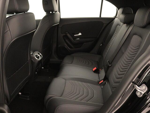 Mercedes-Benz A-KLASSE 250 e LIMITED Edition | Dodehoekassistent | Parkeerpakket met achteruitrijcamera | Verwarmde stoelen vooraan | Extra USB-poorten | Spiegelpakket | High-performance led-koplampen | Zitcomfortpakket |
