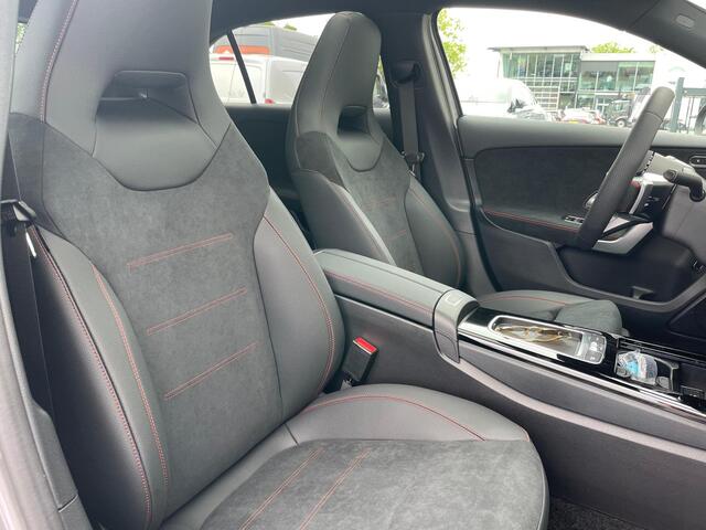 Mercedes-Benz A-KLASSE 250 e AMG | Panoramadak | Mercedes-Benz A 250 e AMG Line | Panoramadak | Dodehoekassistent | Privacy Glas Achter | Sfeerverlichting | Stoelverwarming | Parkeersensoren | Achteruitrijcamera | Elektrisch Inklapbare Buitenspiegels | Showmodel