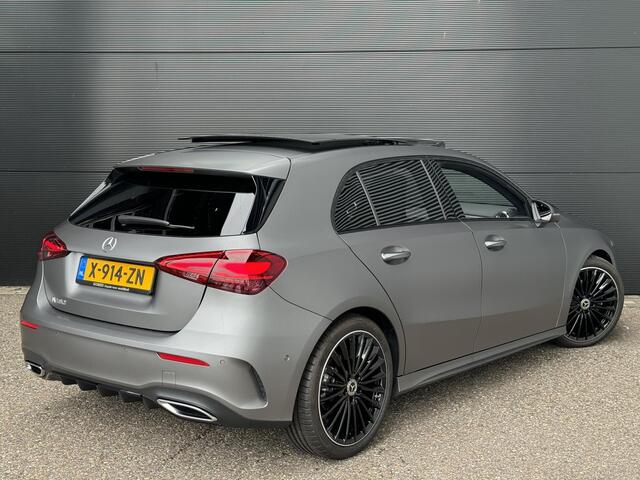 Mercedes-Benz A-KLASSE 180 | Panoramadak | AMG Line Mercedes-Benz A-klasse 180 AMG Line | Premium PLUS | Nightpakket | Panoramadak | Distronic | Achteruitrijcamera | Memorystoelen Verwarmd | Sfeerverlichting | Burmester | Apple & Android Carplay | Multispaaks | Trekhaak
