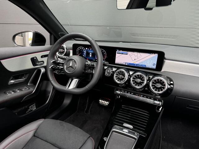 Mercedes-Benz A-KLASSE 180 | Panoramadak | AMG Line Mercedes-Benz A-klasse 180 AMG Line | Premium PLUS | Nightpakket | Panoramadak | Distronic | Achteruitrijcamera | Memorystoelen Verwarmd | Sfeerverlichting | Burmester | Apple & Android Carplay | Multispaaks | Trekhaak