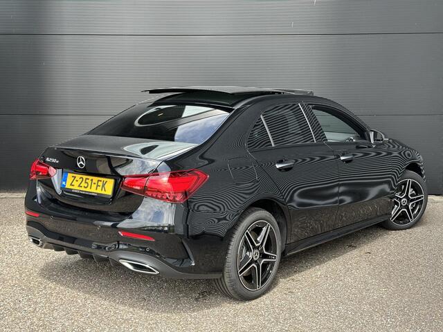 Mercedes-Benz A-KLASSE 250 e AMG Line | Premium | Nightpakket | Panoramadak | Achteruitrijcamera | Stoelverwarming | Multibeam LED | Sfeerverlichting
